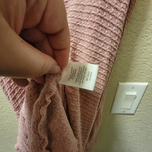 Design Lab Distressed Waffle Knit Cold Shoulder Top, Dusty Rose Color, Size S - Picture 5 of 7